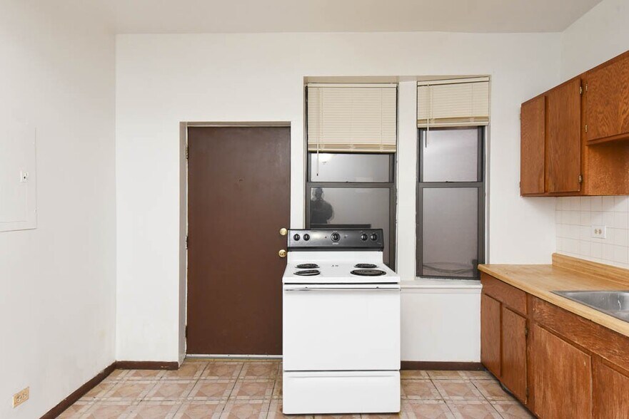 Building Photo - 3149 W Medill Ave