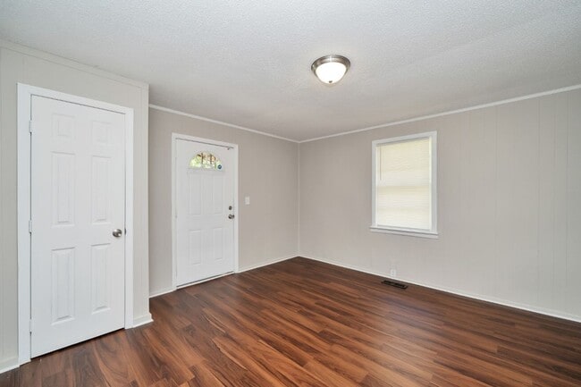 Building Photo - Holiday Leasing Special! Sign by 11/26 & L...