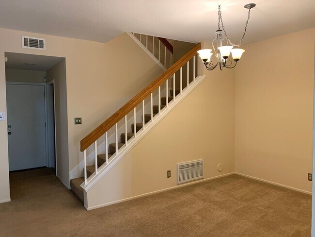 Building Photo - Modern Comfort Meets Tranquil Living in Newbury Park