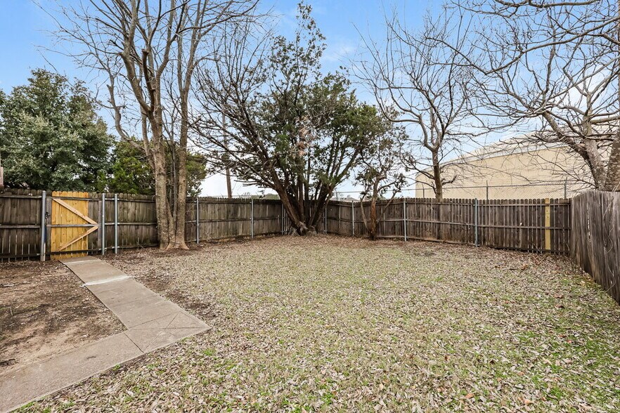 Building Photo - 7438 Emory Oak Ln