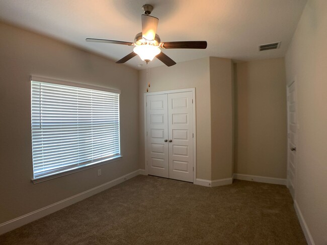 Building Photo - 4 Bedroom in Gruene Field / 1 Mile to Grue...