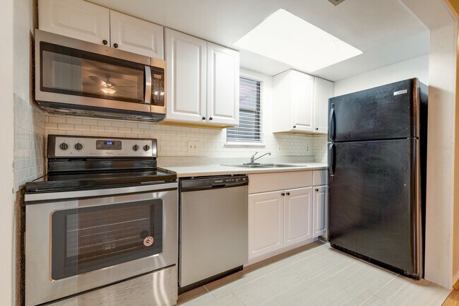 Building Photo - UT PRE-LEASE: 2 BR / 2 BA West Campus Condo - Walk to Campus - Newly Remodeled Kitchen