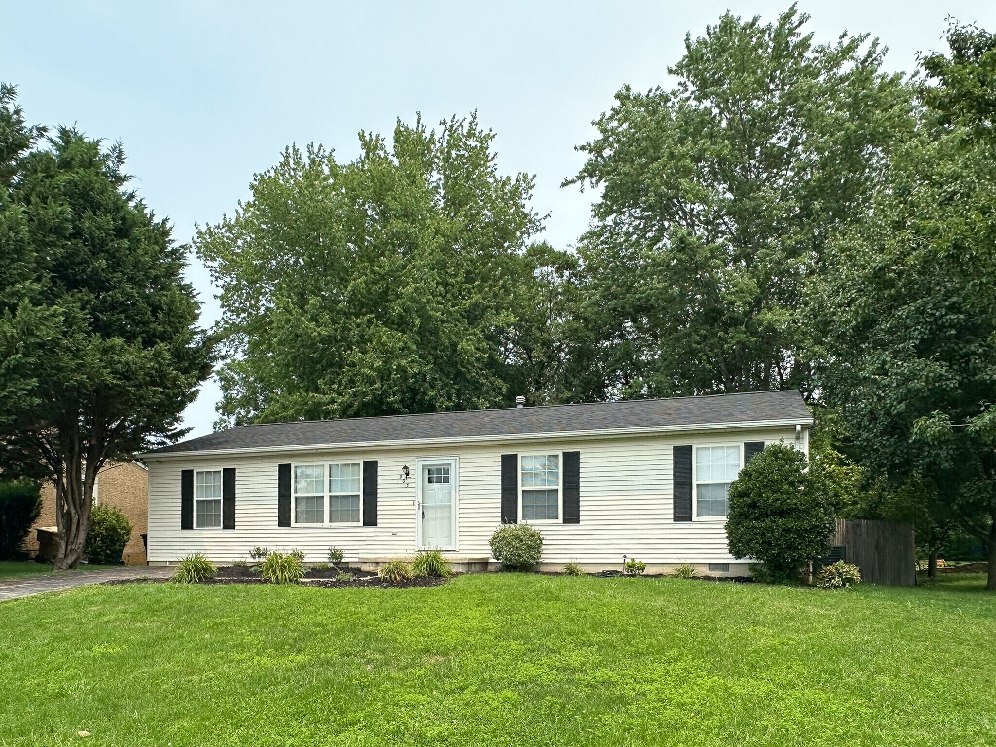 Exterior - Front - 903 Queens Ct