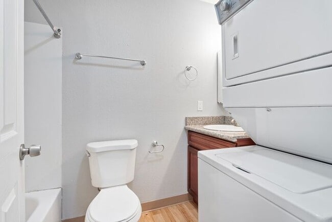 Building Photo - 2 bedroom 1 bath with washer/dryer include...