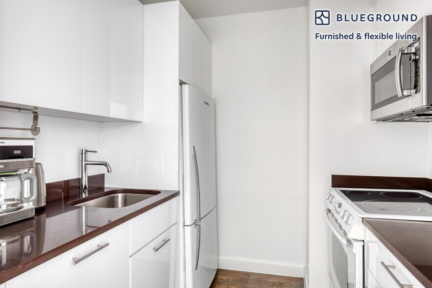 Building Photo - 212 W 91st St