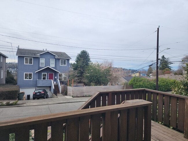 Building Photo - Spacious 3BR/3BA in Sought- After Queen Anne Location