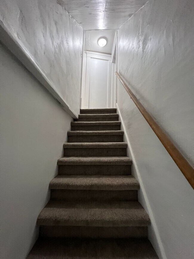 Building Photo - 3 Bedroom 1 Bathroom House (move in ready)