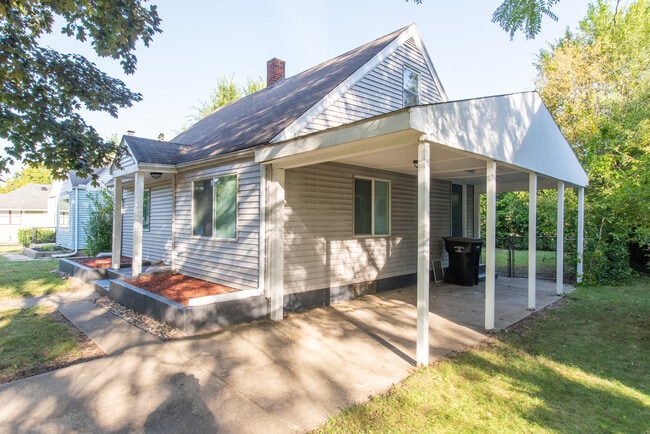 Building Photo - 1353 Bissell St