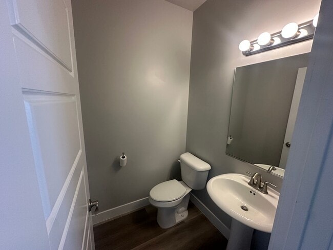 Building Photo - 3 bed plus office / 2.5 bath / 3 car Singl...