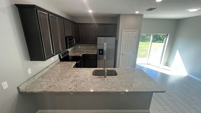 Building Photo - ADORABLE 3 Bedroom / 2 Bathroom Home in Pa...