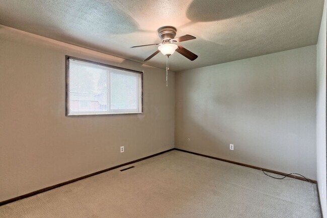 Building Photo - 2 Bedroom Ranch in Loveland with finished ...