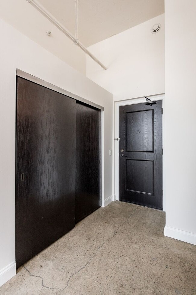 Building Photo - Loft Style One Bed