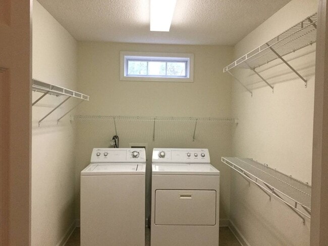 Building Photo - Duplex in desired New Bern