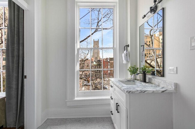 Building Photo - 715 St Charles Ave