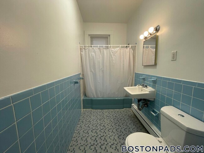 Building Photo - 1539 Beacon St