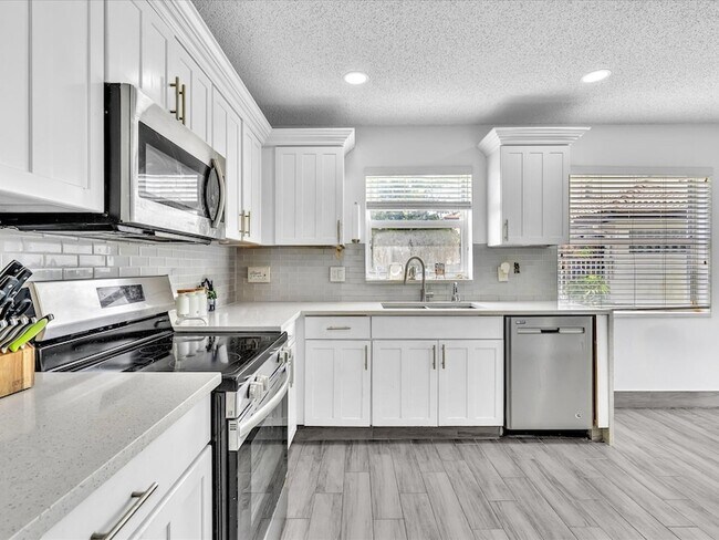 Building Photo - 7145 Crescent Creek Pl