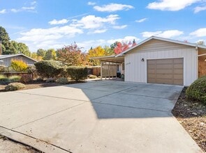 Building Photo - East Medford 3 Bedroom 2 Bathroom