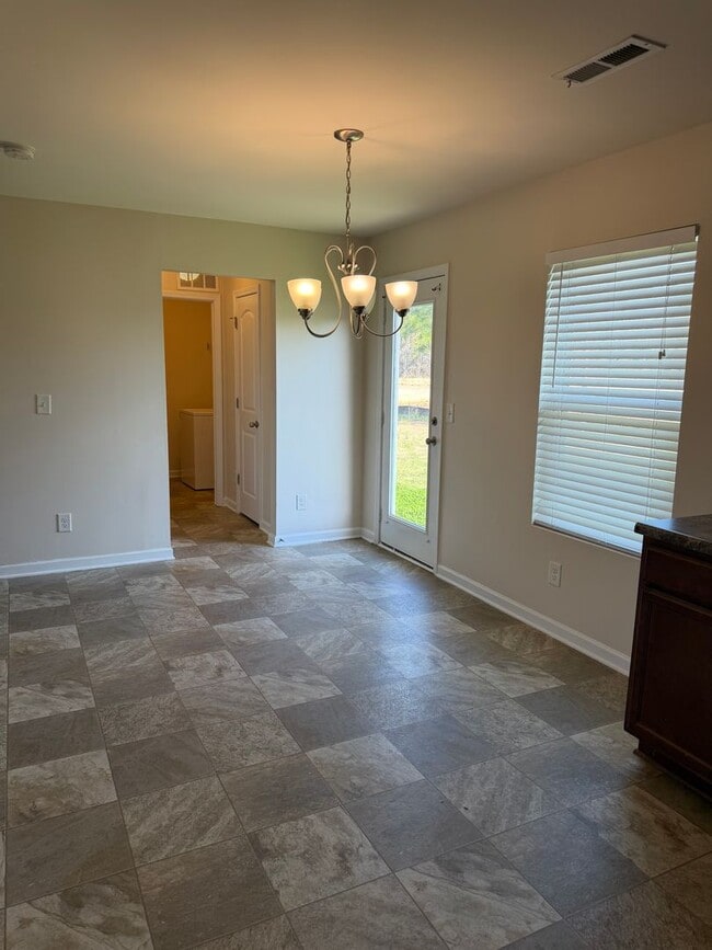 Building Photo - Available NOW! 3 bedroom 2.5 bath in Longs!!