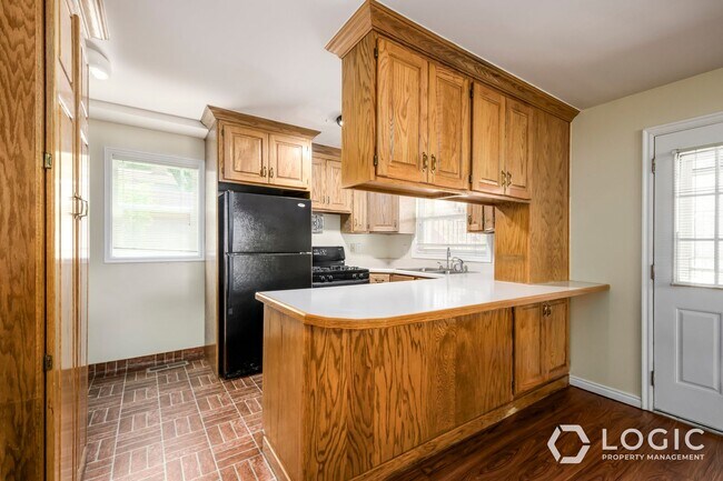Building Photo - 5613/5617 S 1250 E