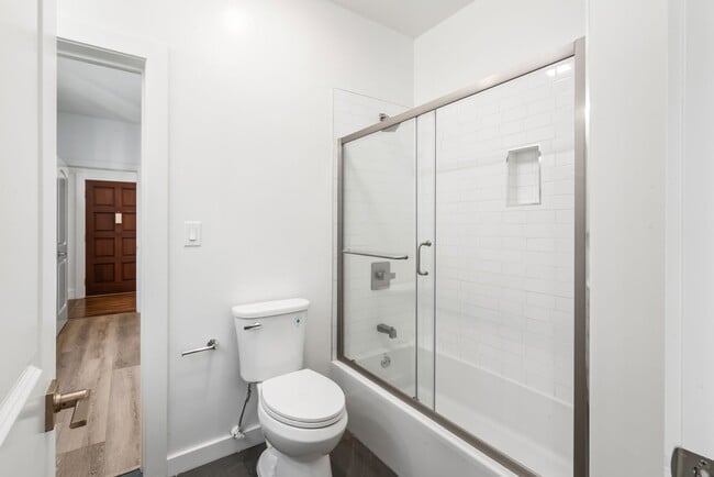 Building Photo - Remodeled 4Bd/2.5Ba Single-Family Home in ...