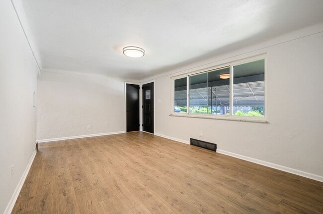 Building Photo - Stunning 3 bedroom home in West Mifflin available July 1!