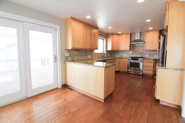 Building Photo - 4 BD, 4 BA House in Kennewick- Views of th...
