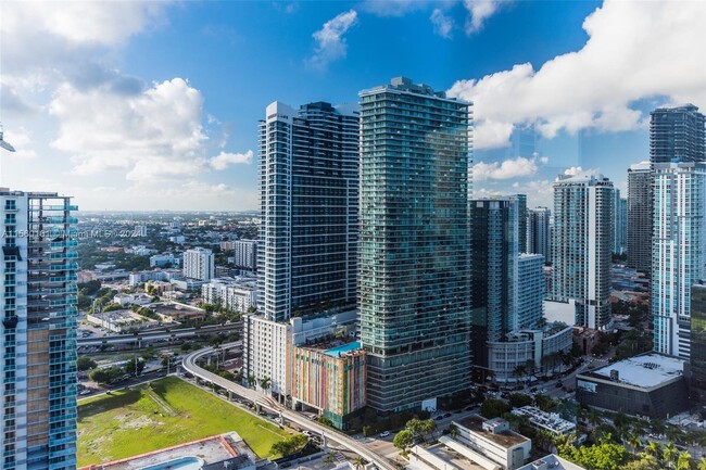 Building Photo - 1435 Brickell Ave