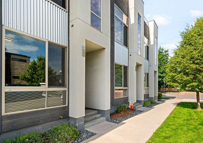 Building Photo - Modern 2BD, 2BA LoHi Townhome with Rooftop...