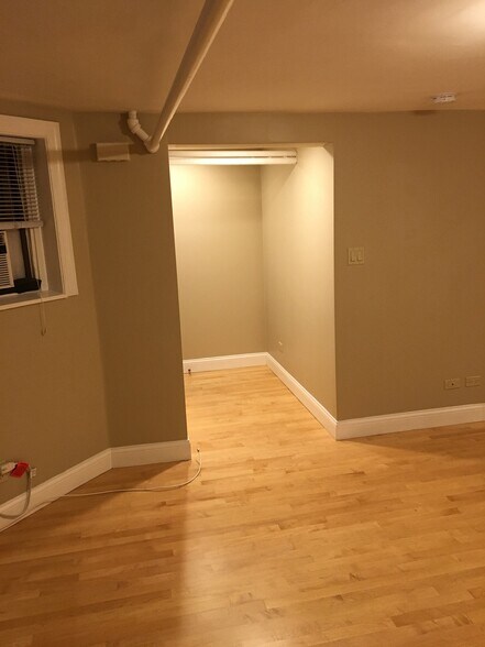 Entryway - 1419 W Balmoral Ave