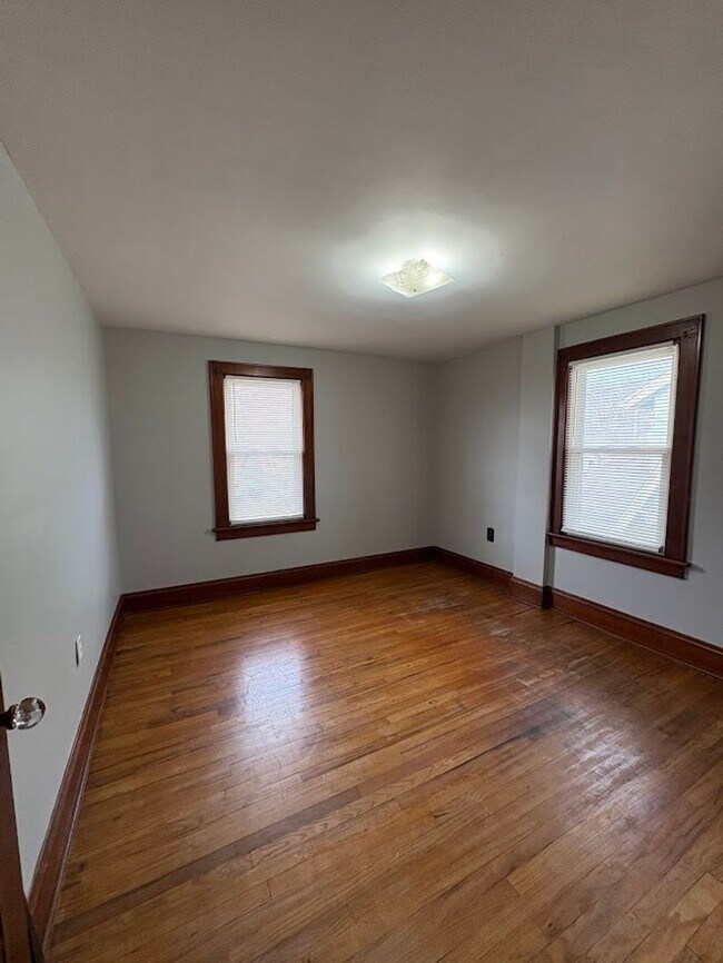 Building Photo - Three bedroom 1 1/2 bathroom home for rent