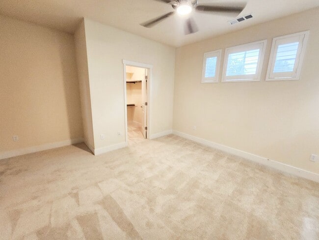 Building Photo - Modern 3 bed 2.5 bath townhome