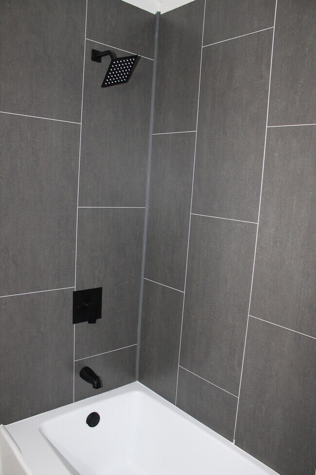 Building Photo - Spacious and beautiful 5 bedrooms and 2 full baths home located on E 47th St in Kansas City, MO