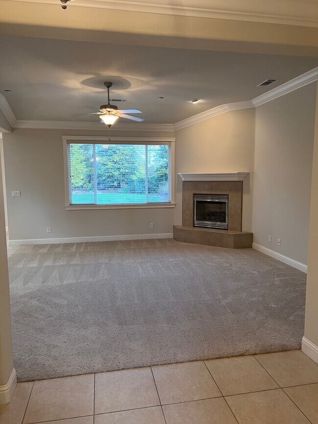 Building Photo - 3 bedroom, 2.5 bathroom home in great Neig...