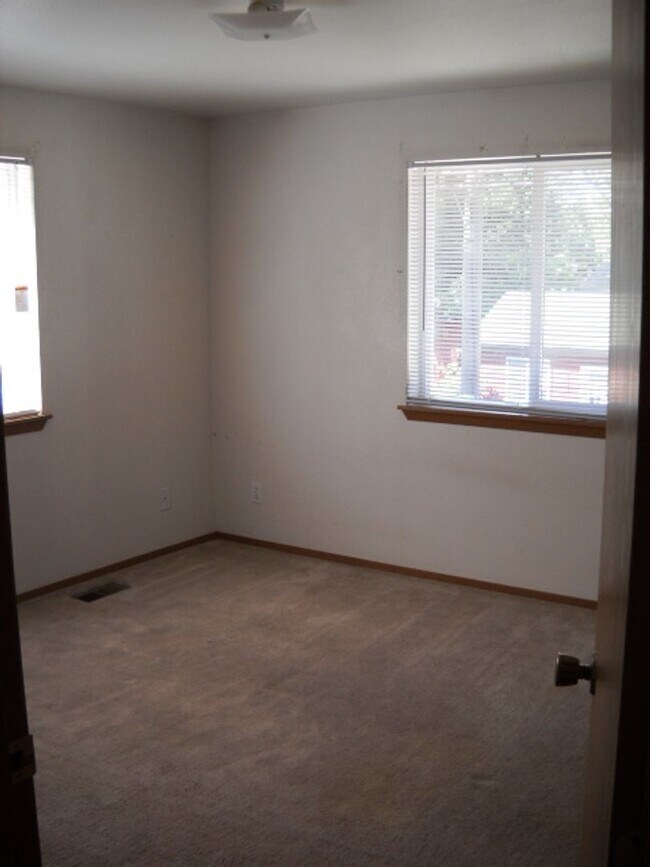 Building Photo - 815 N Brigger St