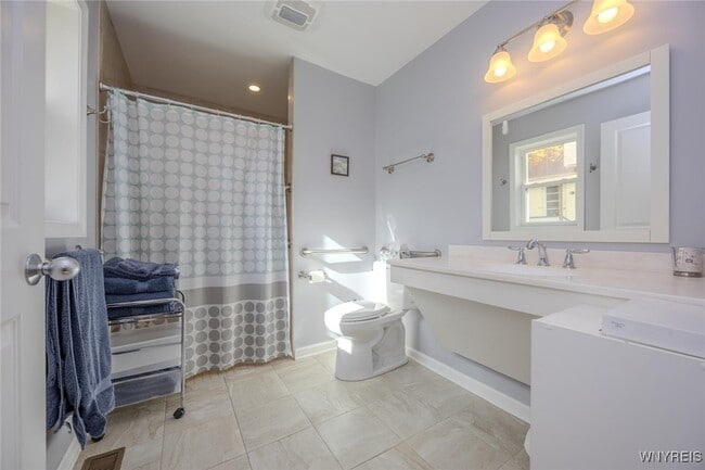 Building Photo - 105 Pine St