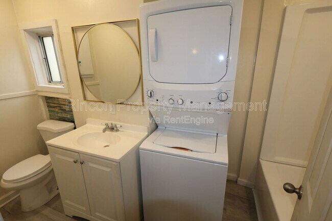 Building Photo - 329 E Scott St