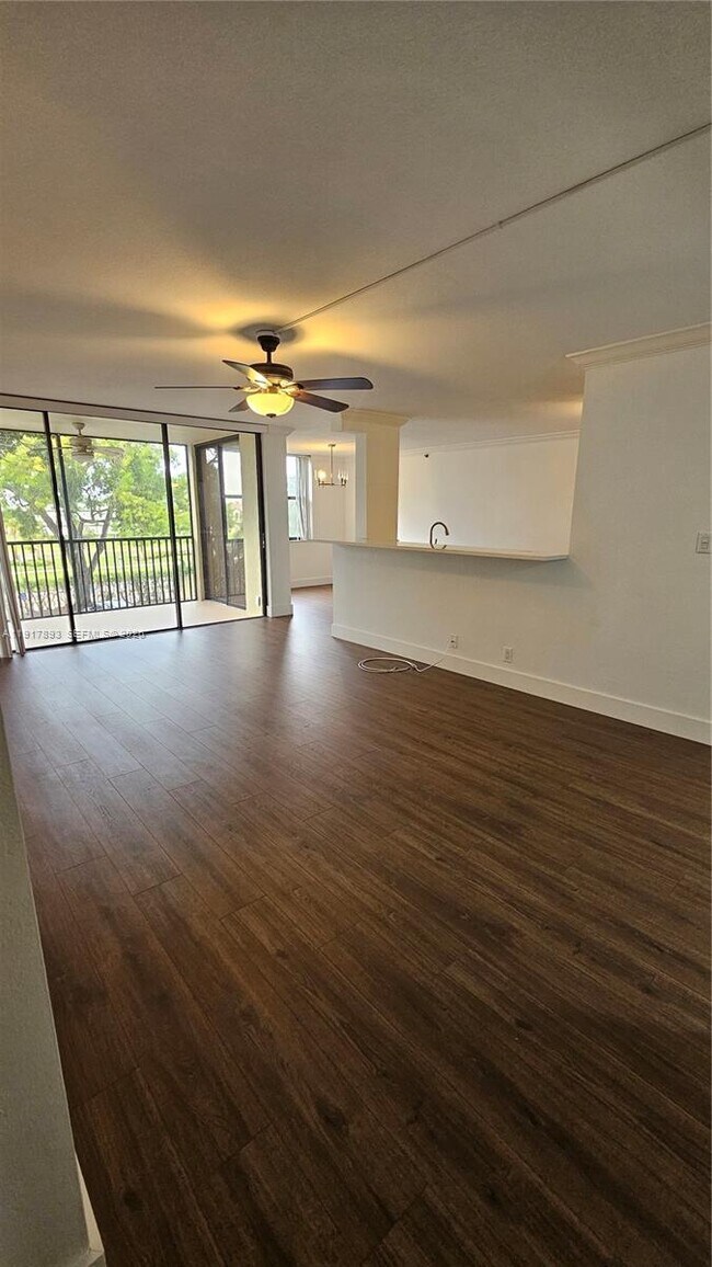 Building Photo - 105 Lake Emerald Dr