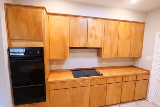 Building Photo - 9526 Val Verde St