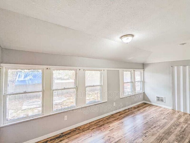 Building Photo - 2705 4th St S