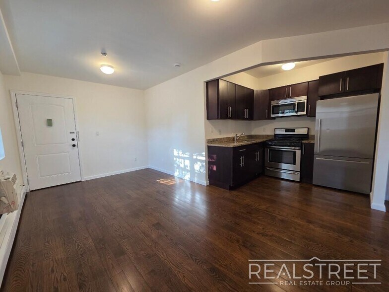 Building Photo - Beautiful renovated 1br Apartment