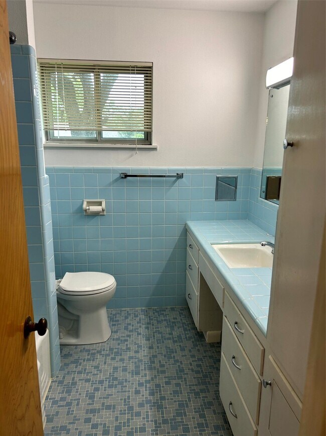 Building Photo - 1902 Gillette St