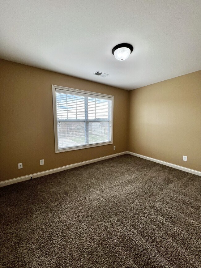 Building Photo - Charming 3BR/2.5BA Home in Clarksville! PE...