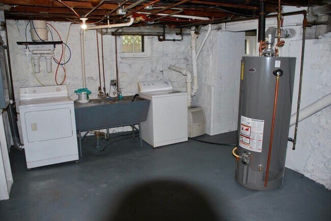 Building Photo - Huge 5-bed 2-bath house with 3rd level family room. Avail July 1 2026