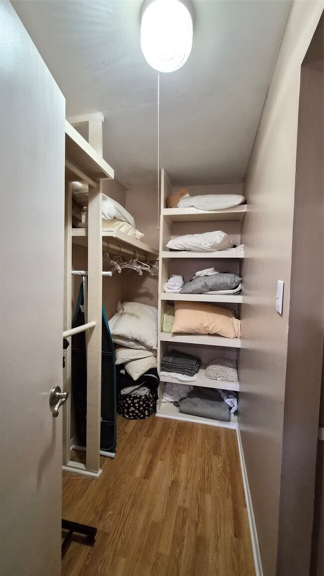 Building Photo - 2118 Oakdale St