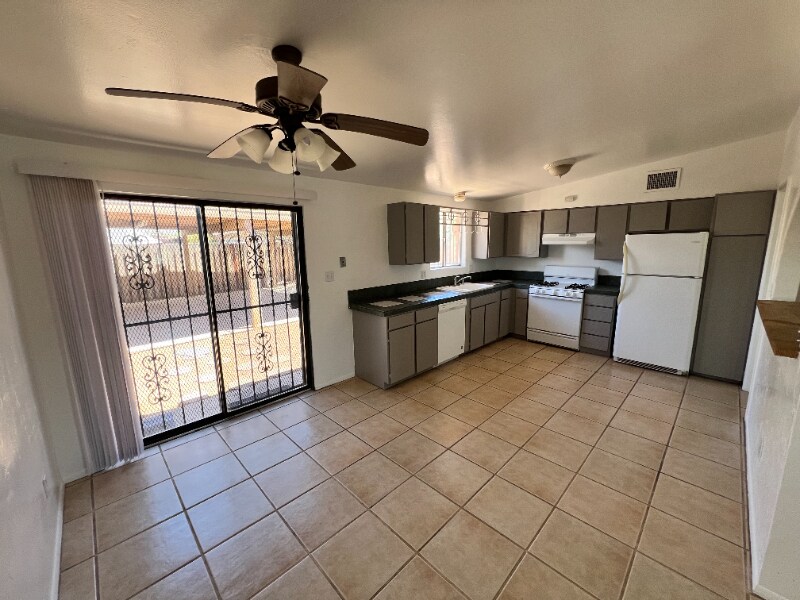 Building Photo - 801 E Holaway Dr