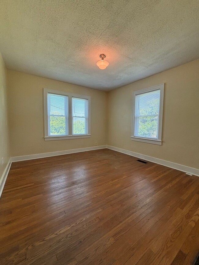 Building Photo - 104 Fairway Dr