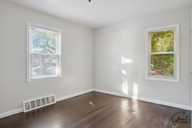 Building Photo - $1,200 -  3 bedroom Bungalow