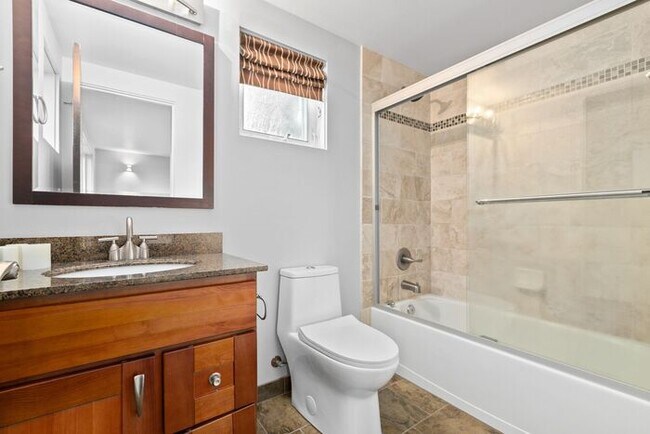 Building Photo - Luxurious Air-Conditioned Leschi View Townhome