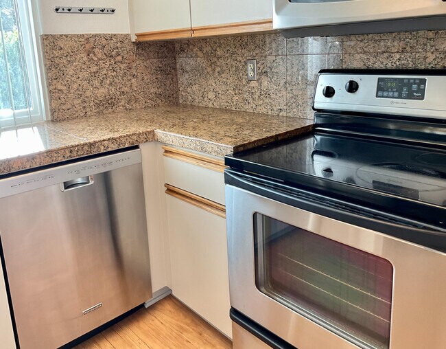 Building Photo - 401 El Cielo Rd