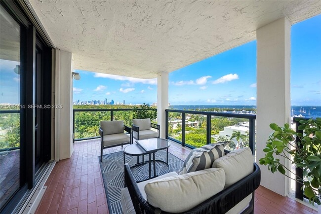 Building Photo - 2575 S Bayshore Dr